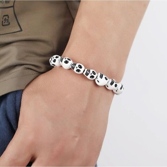Skull Decor Bead Stretch Bracelet White Black - Picture 2 of 2